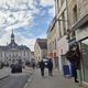 Dans la rue principale du centre-ville de Chaumont (Haute-Marne), de nombreuses cellules commerciales vides attendent un commerçant intéressé.