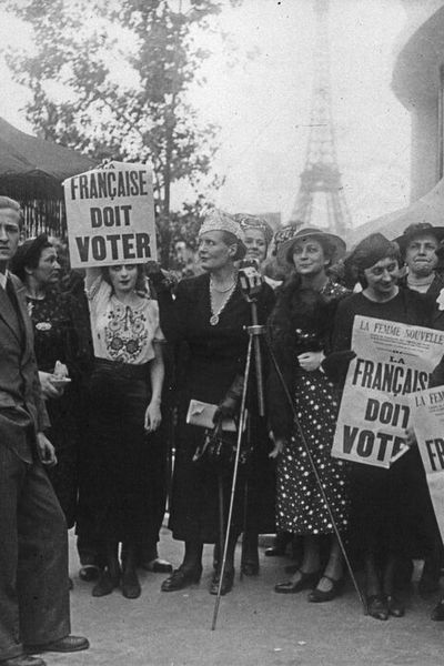 Louise Weiss manifeste pour le droit de vote des femmes dès 1934.