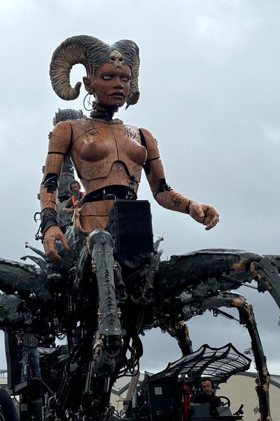 La gardienne des ténèbres sera le nouveau personnage central du spectacle de la compagnie la Machine à Toulouse du 25 au 27 octobre.