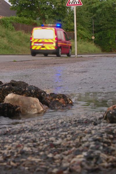 Les orages qui se sont abattus sur le sud de la Normandie entre mercredi 31 juillet et jeudi 1er août 2024 ont fait d'importants dégâts sur les routes et dans les bâtiments, magasins et habitations.