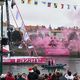 Dans un nuage rose, le bateau Lazare passe devant ses « colocs » amassés sur le quai.