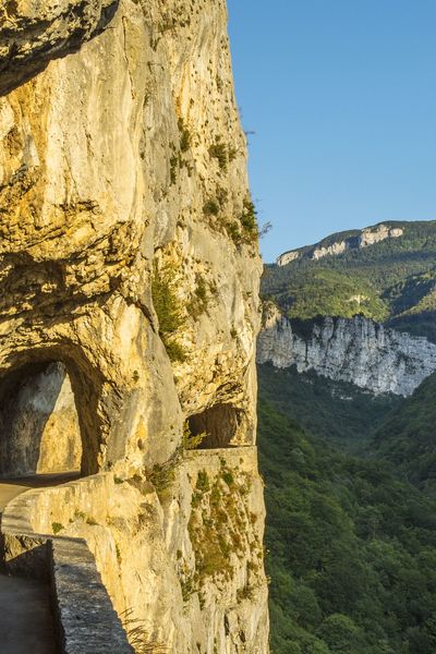 La route époustouflante des Gorges de Nan au coucher du soleil, dans le Parc Naturel Régional du Vercors, en Isère.