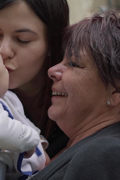 Alexia et sa mère profitent d'un moment de tendresse avec le petit Ezio.