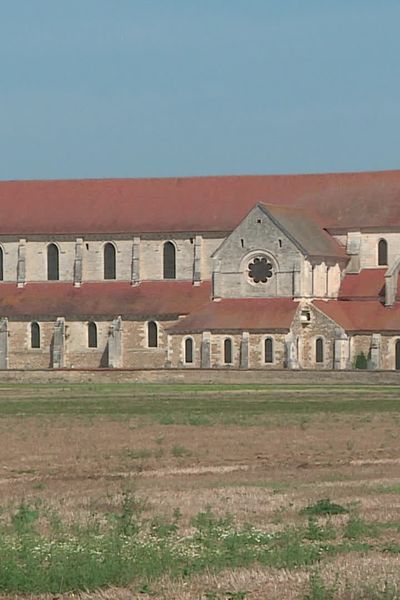 En 1114, un groupe de moines conduit par l’abbé Hugues de Mâcon, quitte l’abbaye de Cîteaux pour fonder un nouveau monastère cistercien à Pontigny