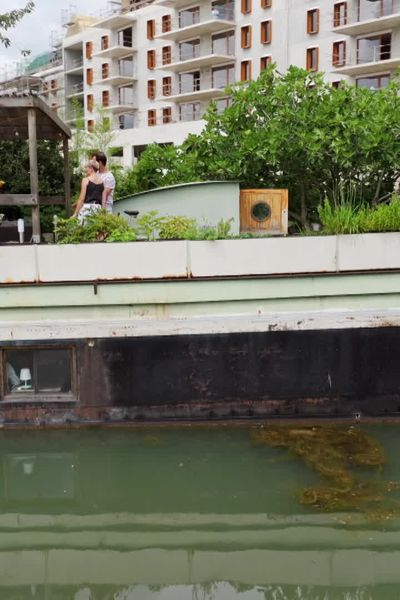 Alexandre vit dans une péniche.