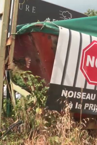 Dans la ville de Noiseau, l'opposition au projet de prison est visible dès l'entrée de la commune