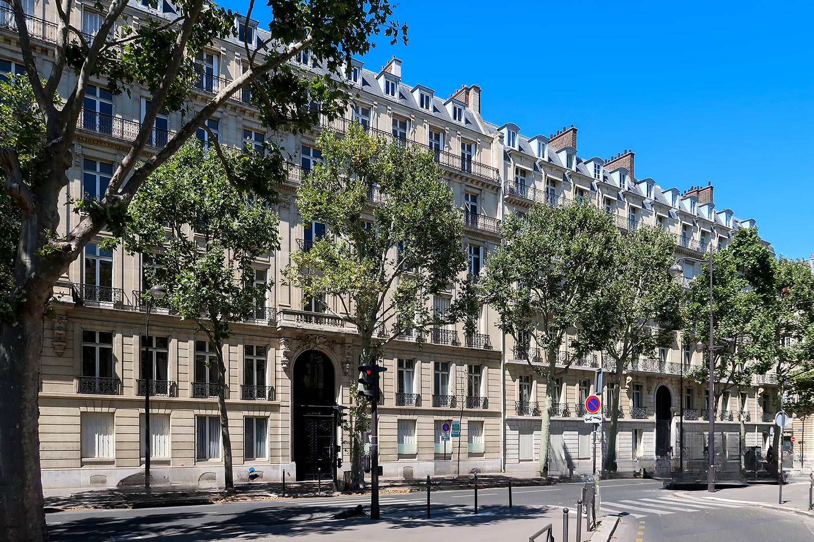 A picture of the same street in paris with the cars digitally removed.