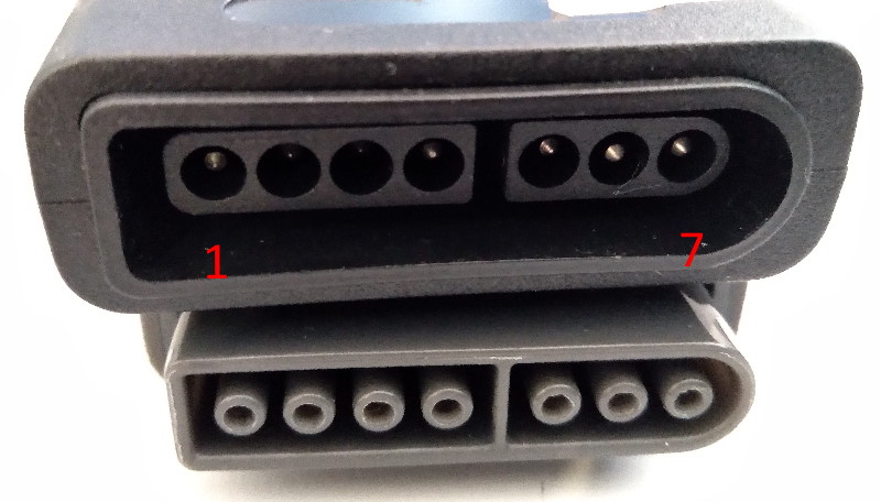 pins on console (top) and on controller (bottom)