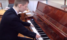 Man born without fingers shows off his impressive piano skills