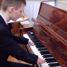 Man born without fingers shows off his impressive piano skills