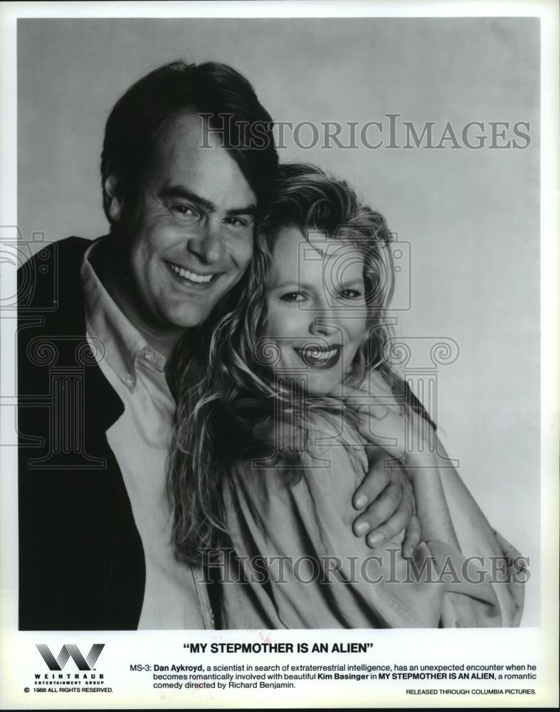 1988 Press Photo Dan Aykroyd and Kim Basinger in My Stepmother is an A ...