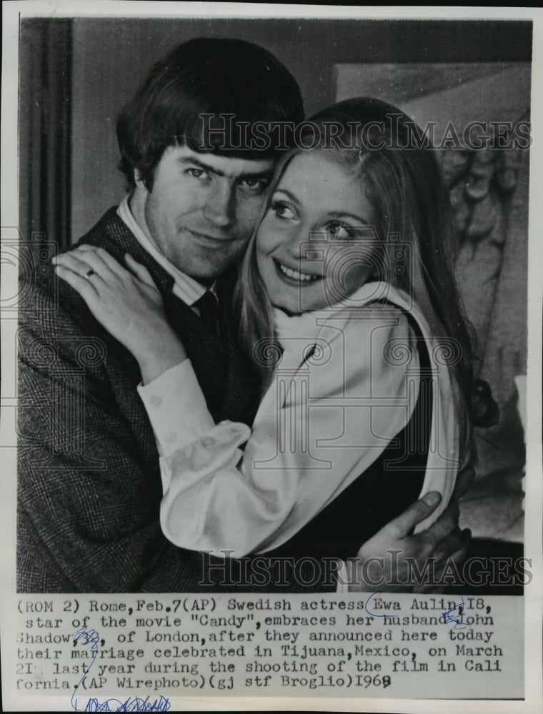 1969 Press Photo Rome-Swedish Actress Ewa Aulin with Husband John Shad ...