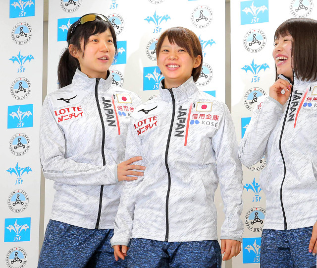 姉妹で平昌五輪代表に選出された高木菜那（右）と妹の美帆