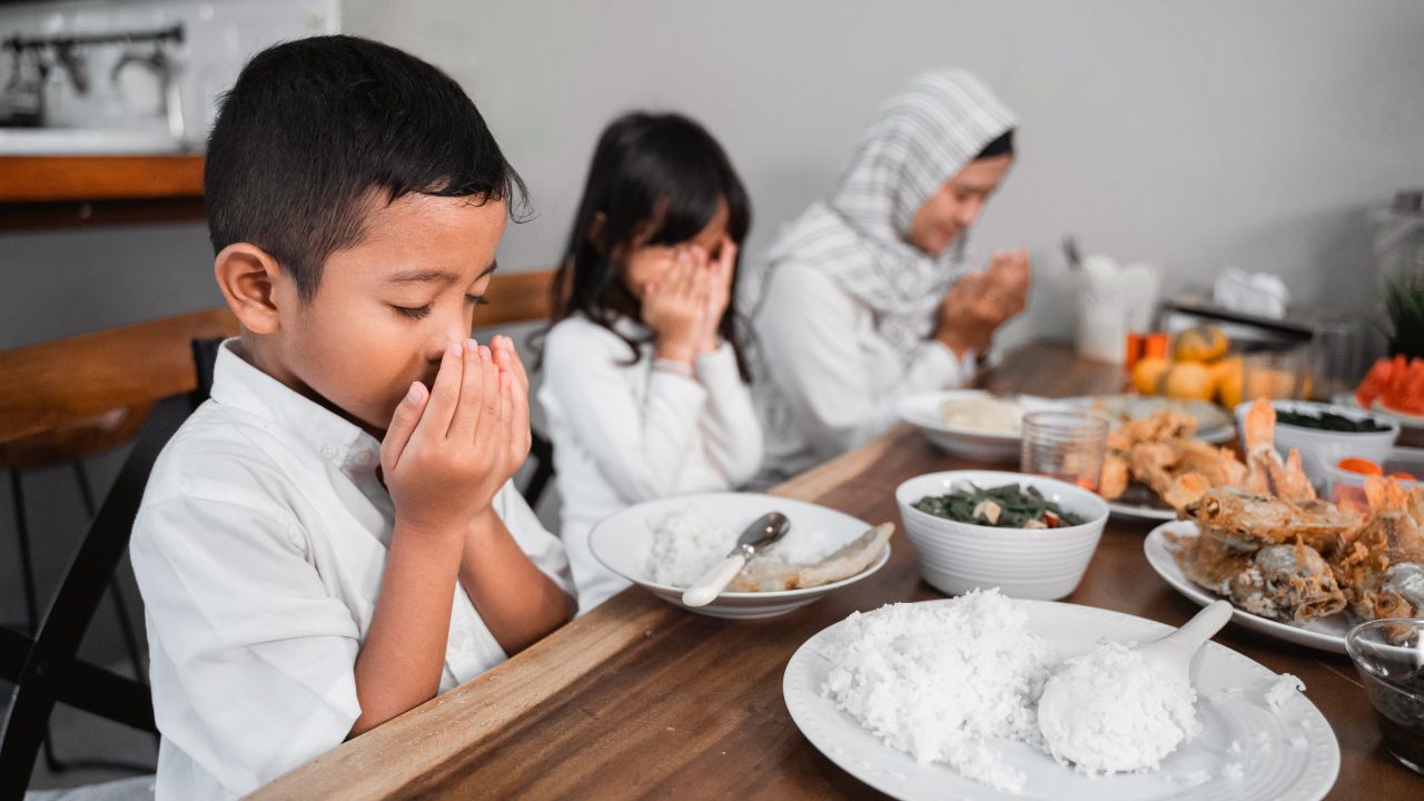 Doa Sebelum dan Sesudah Makan Beserta Adab Saat Makan dalam Islam