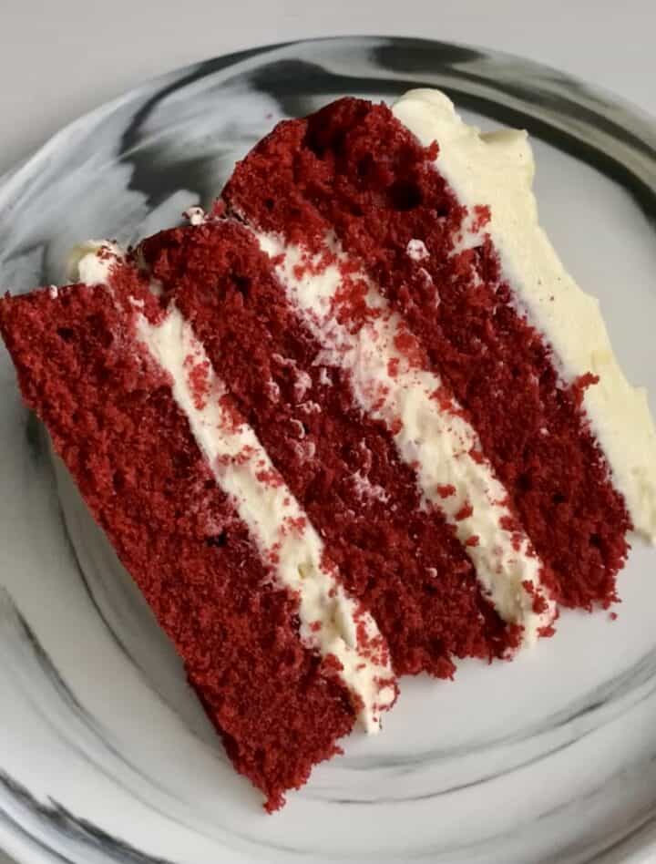 Kem Phô Mai Bánh Red Velvet là một món tráng miệng tuyệt vời. Với kem phô mai béo ngậy kết hợp cùng bánh red velvet giàu hương vị, hoàn hảo cho một buổi tối lãng mạn hay tiệc sinh nhật. Hãy xem hình ảnh để ngắm nhìn bức tranh tuyệt đẹp được tạo ra từ Kem Phô Mai Bánh Red Velvet.