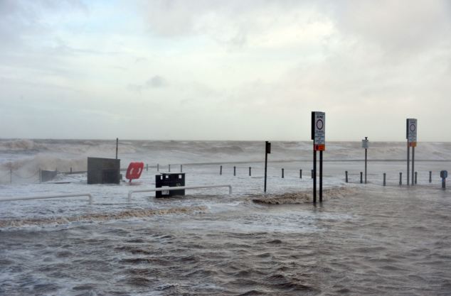 UK weather: Heavy floods wreak havoc and gale force winds sends 115ft ...