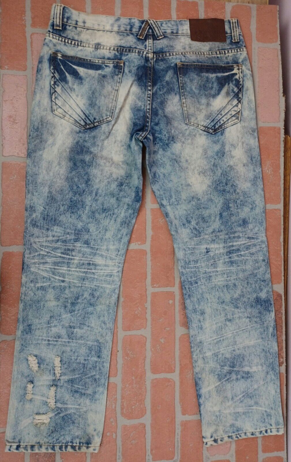 Men's Jeans Acid Wash Denim & Rivets Size 34 - image 2