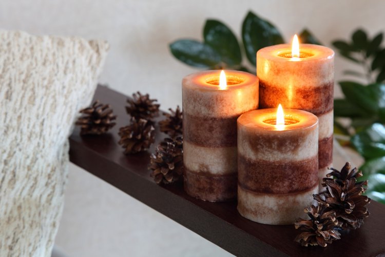 Three burning candles. Home decor. Living room (642309)