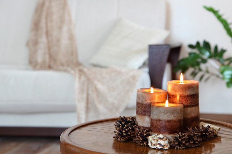 Three burning candles. Home decor. Living room (642305)