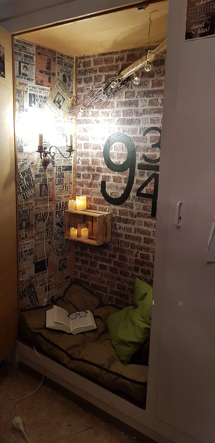 wall closet reading corner | Harry potter room decor, Harry potter ...