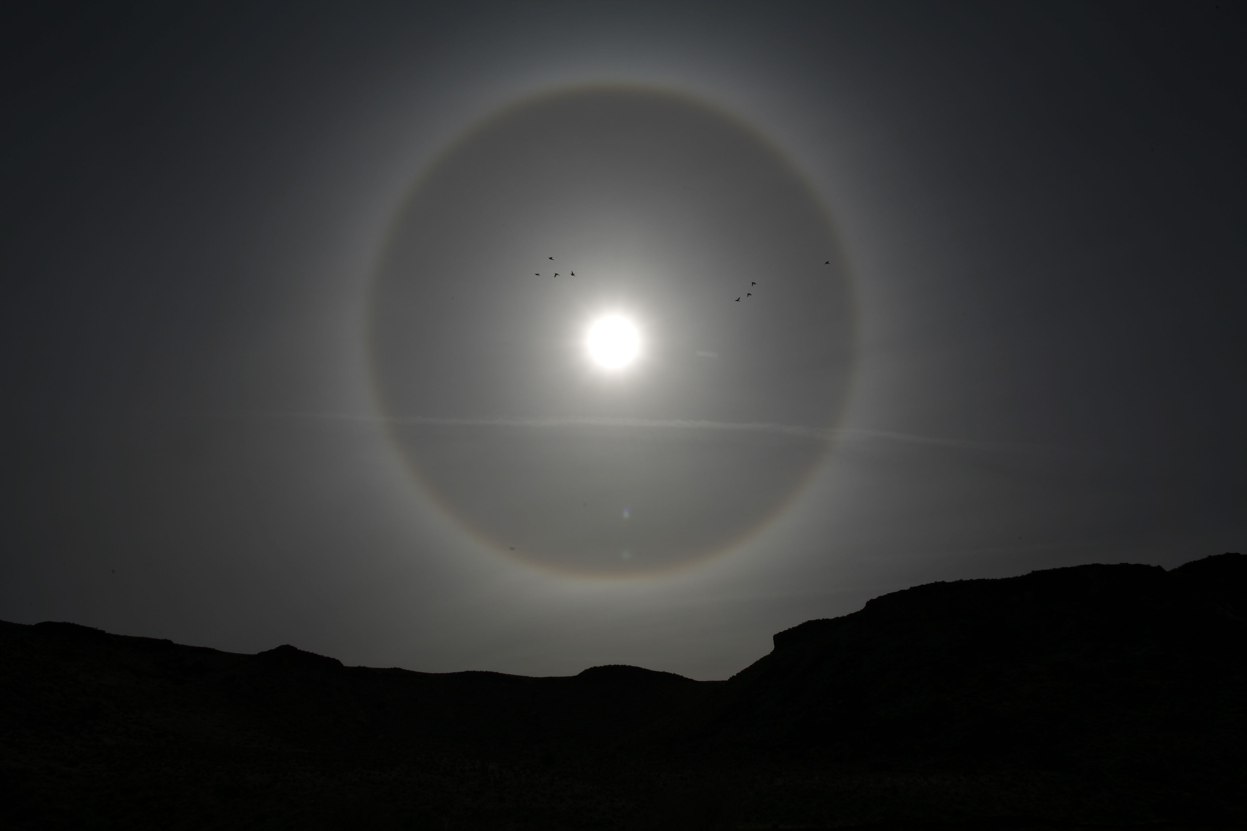 Ring around the moon, Moon, Sky go