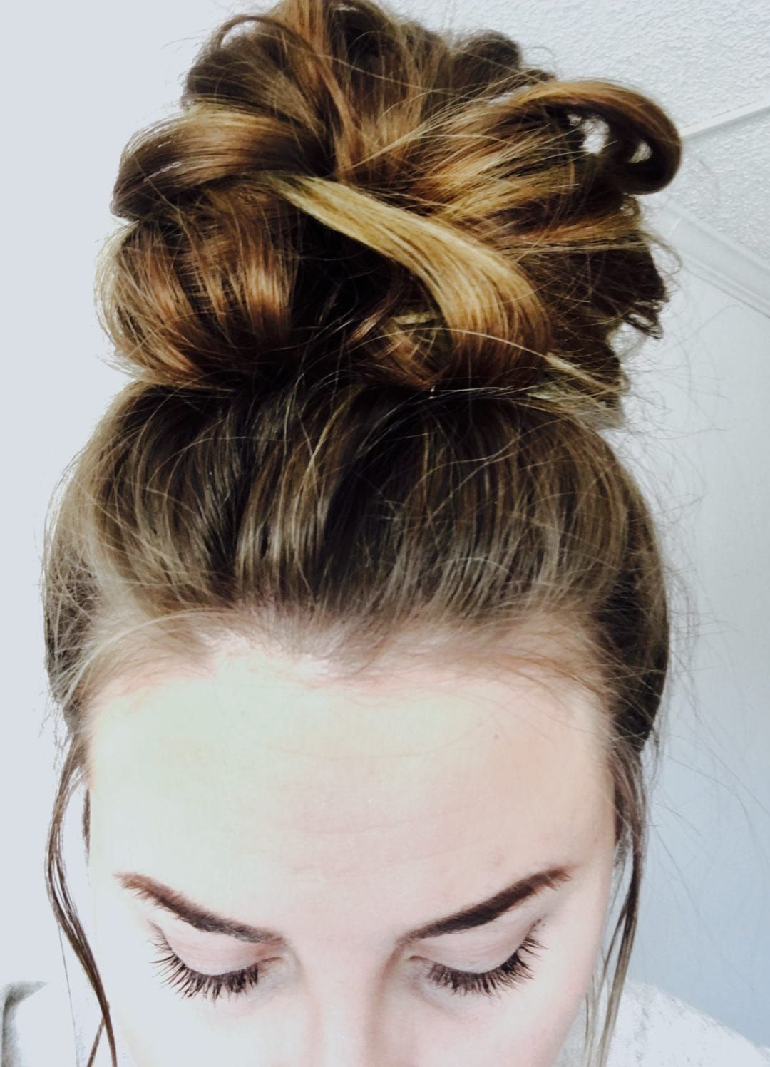 5 step messy top knot Easy Messy Bun, Messy Curly Bun, Messy Ponytail ...