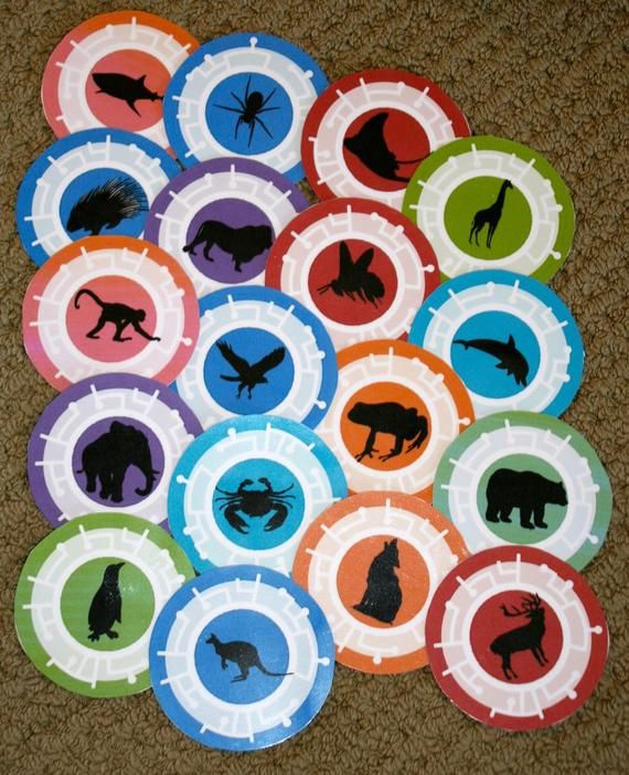 a pile of paper plates that have animals on them in different colors ...