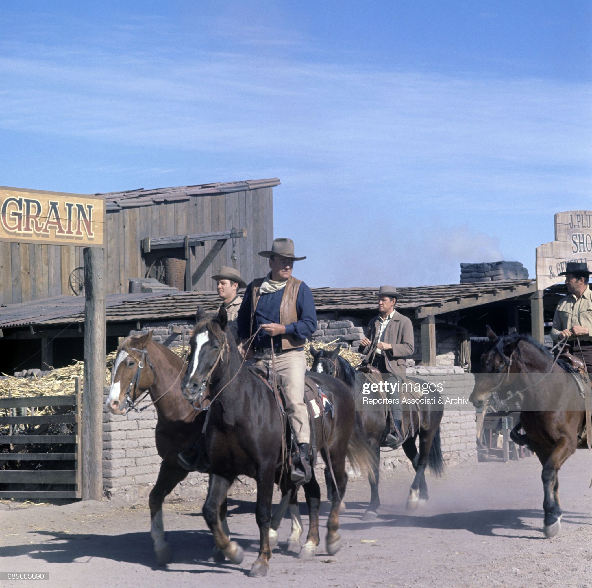 Fotografía de noticias : American actor and director John Wayne riding ...