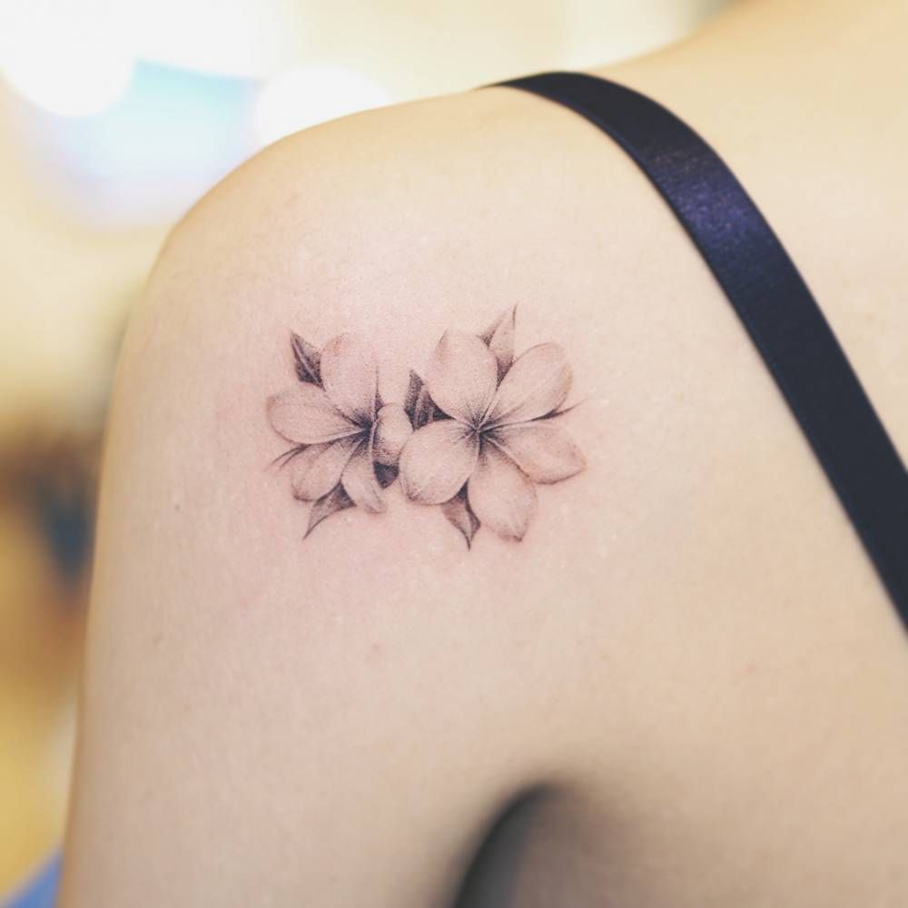 Plumeria tattoo on the left shoulder. Tatuajes, Tatuajes sutiles