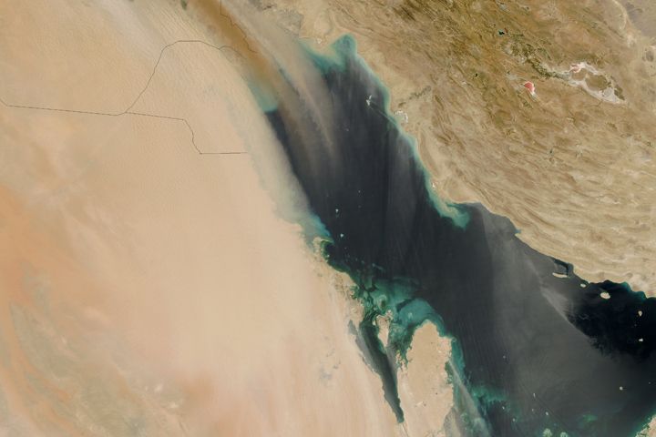 On June 2, 2012, a dust storm struck southeastern Iraq. Winds blew fine ...