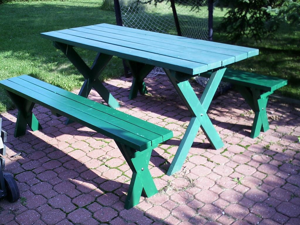 picnic table design.....I love that the benches are separate. Cabin ...