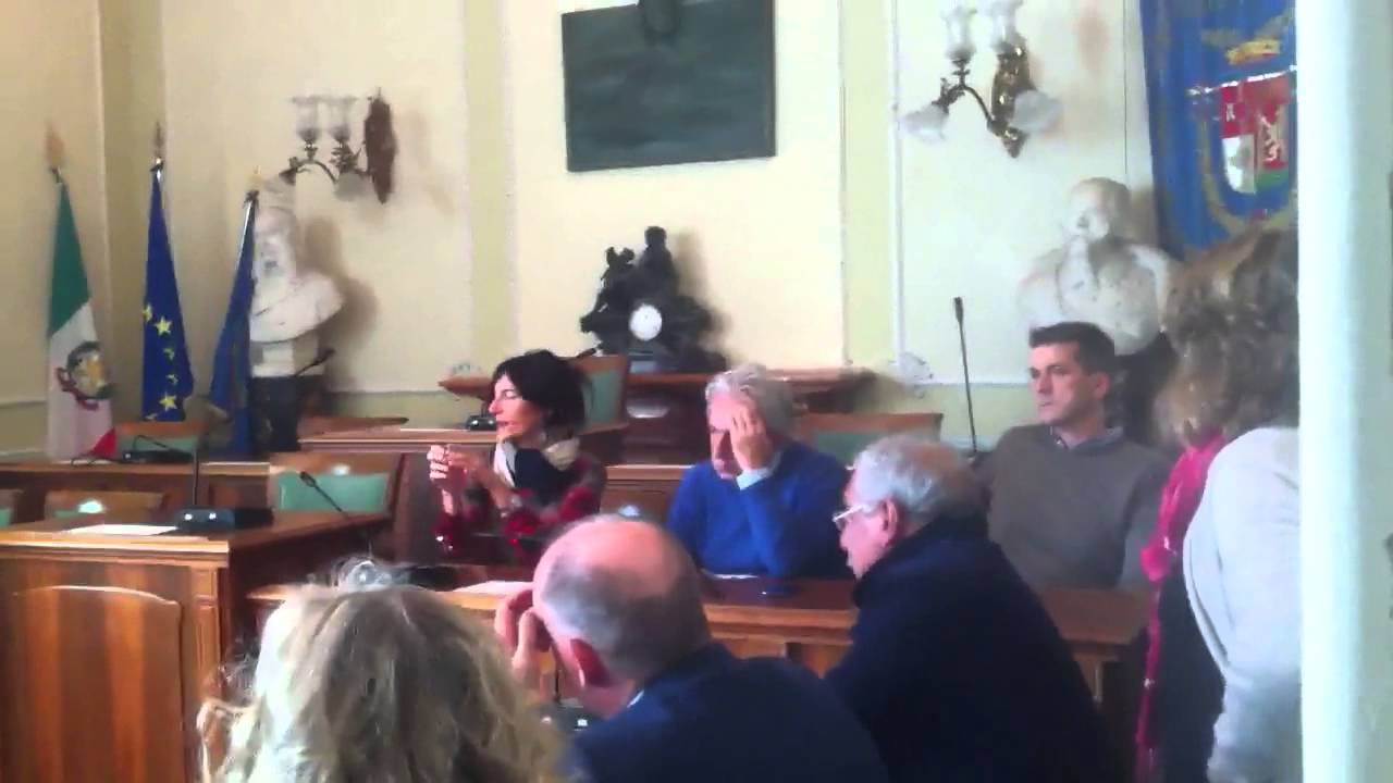 Raffaella Paita in visita ai dipendenti della provincia di - YouTube