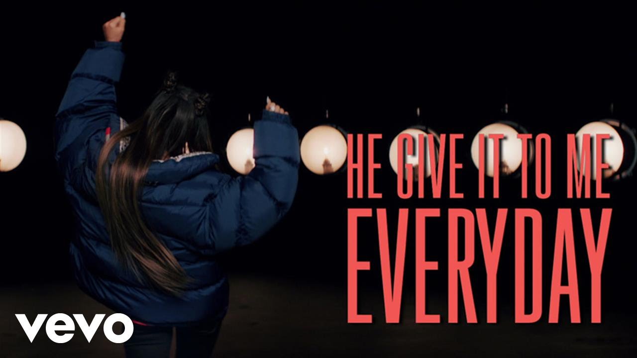 ⁣Ariana Grande ft. Future - Everyday (Official Lyric Video)