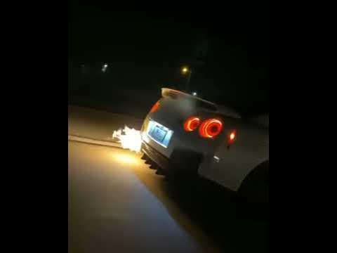 Nissan gtr r35 tirando fuego - YouTube