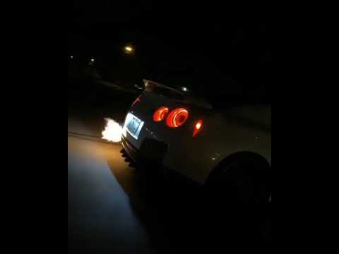 Nissan gtr r35 tirando fuego - YouTube