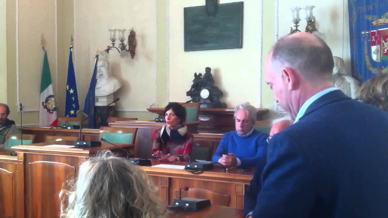 Raffaella Paita in visita ai dipendenti della provincia di - YouTube