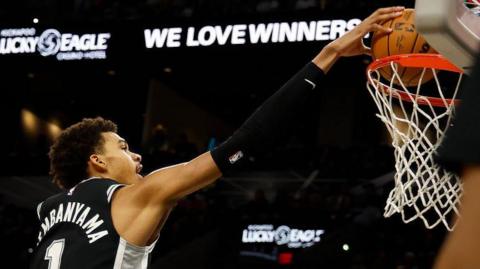 Victor Wembanyama dunks the ball against the Washington Wizards