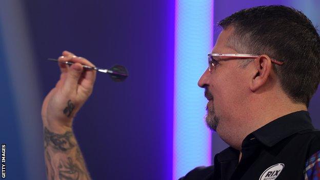 Gary Anderson throws a dart