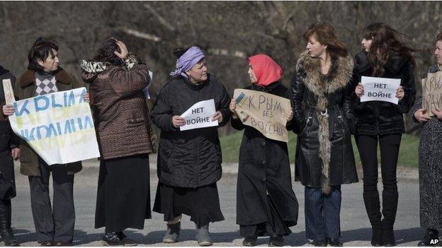 Crimean Tatar women protest against breakup up Ukraine in Simferopol (14 March 2014)