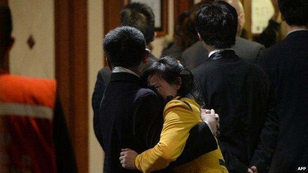 Grieving Chinese relatives of passengers on the missing Malaysia Airlines flight MH370 console each other after being told of their deaths 24/03/2014