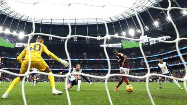 Alexander Isak scores Newcastle's second goal against Tottenham