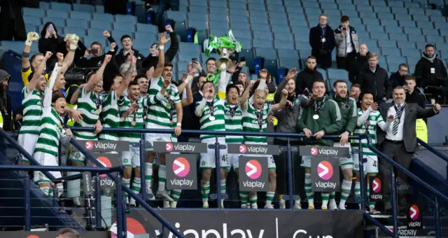 celtic players celebrate trophy lift