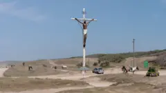 Una cruz gigante con un Cristo crucificado en la región de Vaca Muerta, Argentina.