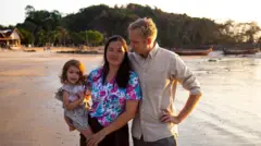 Nikolaj Astrup y Michelle Rødgaard-Jessen con su hija en la playa.