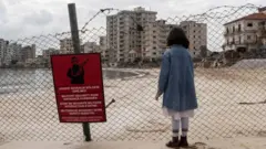 Niña frente a la playa de Varosha