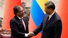 El presidente Gustavo Petro junto a su homólogo chino Xi Jinping en 2023. 