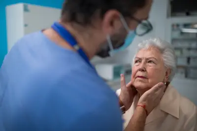 Doktor bir kadını muayene ediyor