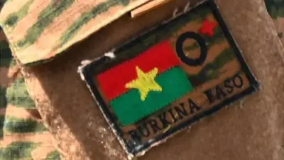 Un uniforme de l'armée burkinabé, typique d'un officier supérieur.
