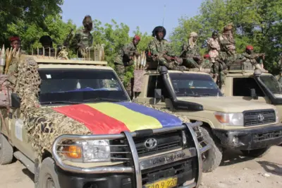 Des soldats tchadiens appartenant à la force opérationnelle mixte font un geste lors d'une patrouille à Monguno, le 15 décembre 2019.