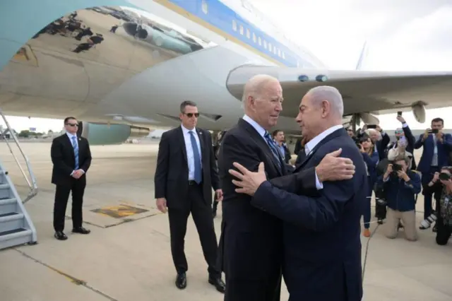 Joe Biden y Benjamin Netanyahu se abrazan en el aeropuerto de Tel Aviv.